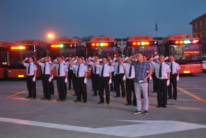 二分公司書記正帶領(lǐng)19路線全體駕駛員進(jìn)行創(chuàng)星宣誓.png4.JPG